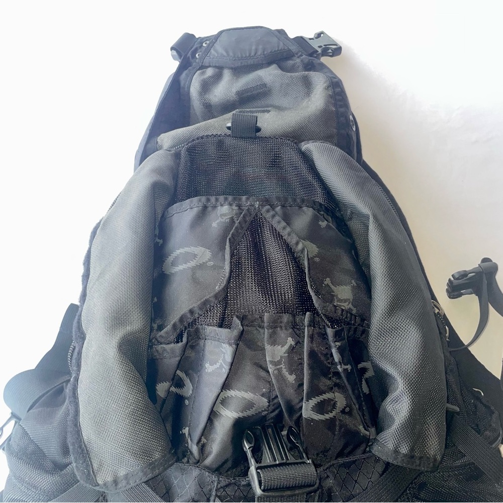 Vintage Oakley Icon 3.0 Tactical Backpack Y2K Black Nylon Skull Rare Streetwear - Picture 4 of 10